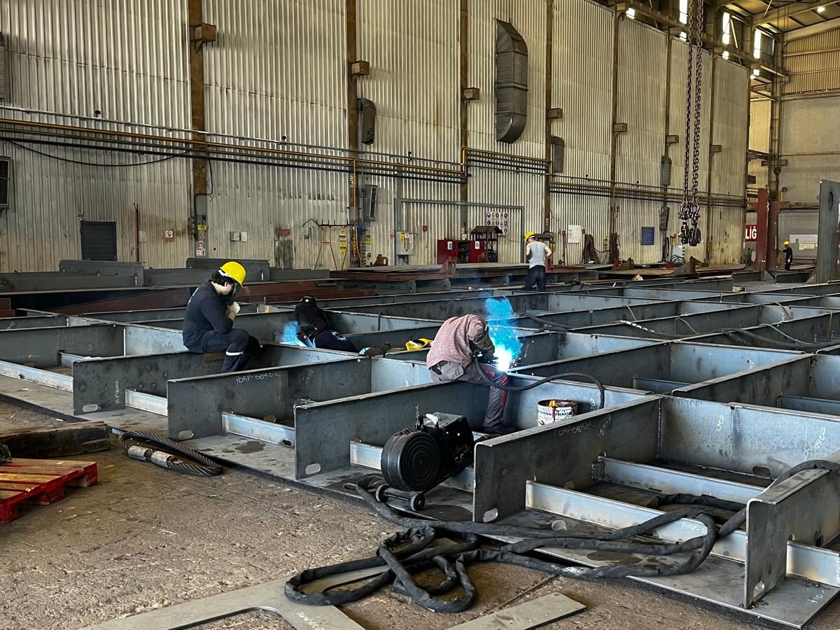Atölyede çelik panel çerçevesi üzerinde kaynak yapan ekip